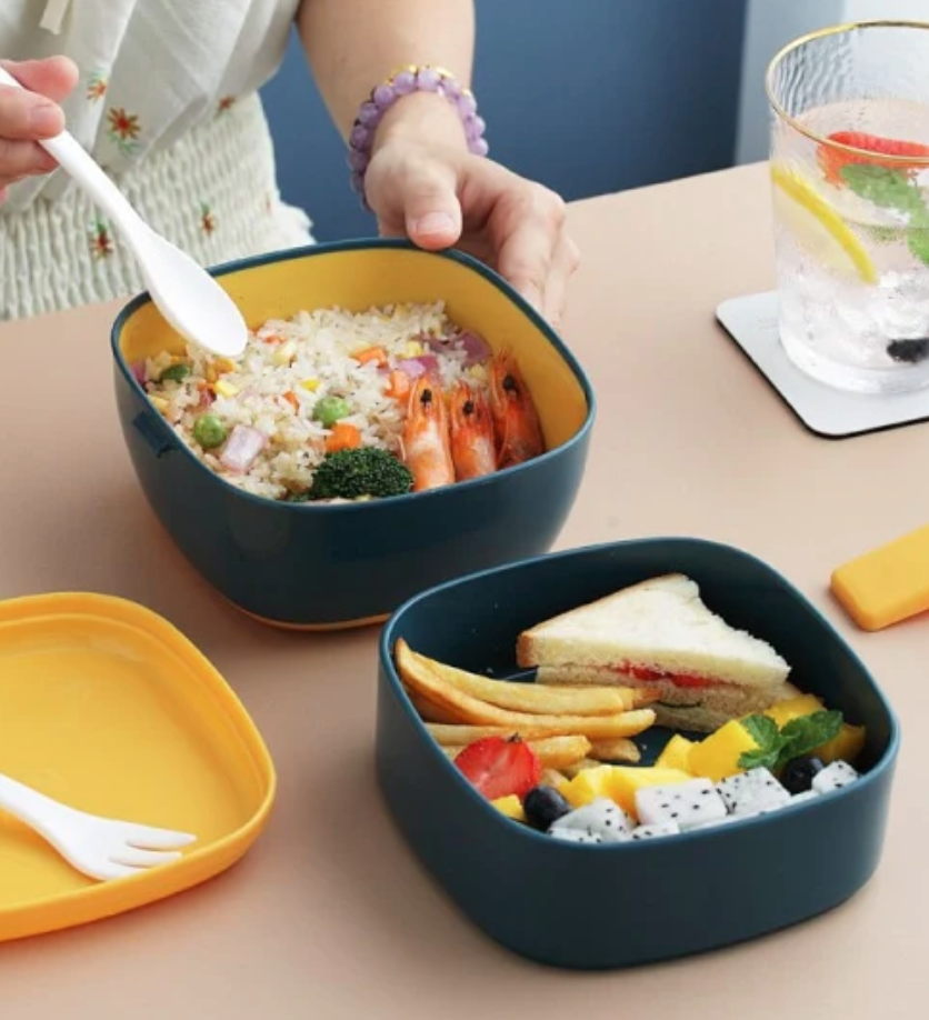 Lunchbox à 3 contenants avec sa fourchette et sa cuillère en plastique. Fermeture sécurité et poignées pour faciliter son transport.