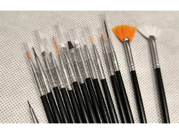 Set of 15 assorted precision brushes