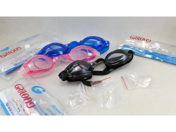 Swimming goggles with earplugs