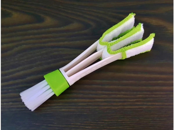 Brosse en microfibre pour nettoyer les grilles