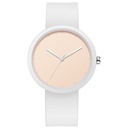 Montre femme minimaliste, fond cadran nude, bracelet en silicone blanc.