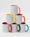 Mug en céramique blanche avec intérieur et anse colorés. 325 ml