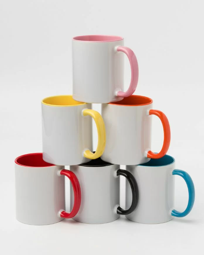 [N7] Mug en céramique blanche avec intérieur et anse colorés.